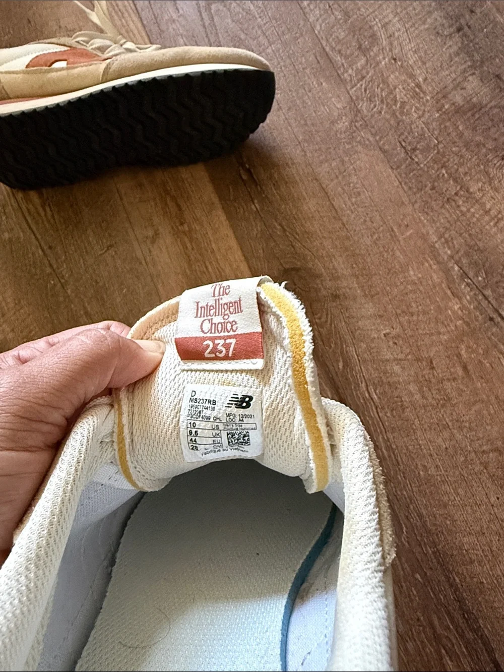 New Balance Men’s White, Beige & Orange Retro Low-Top Sneakers